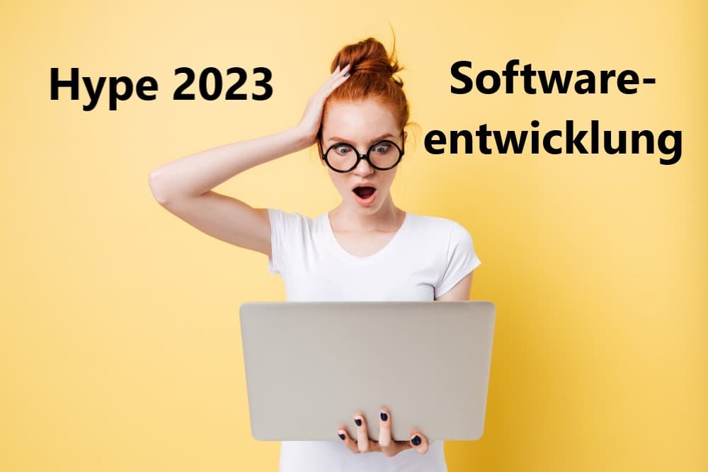 Eine Frau hält sich schockiert eine Hand an den Kopf während sie auf ihren Laptop schaut.